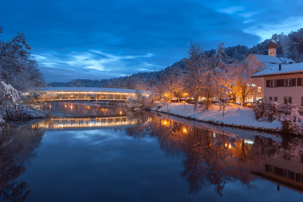 Snowy Night with lights in Wolfrahtshausen