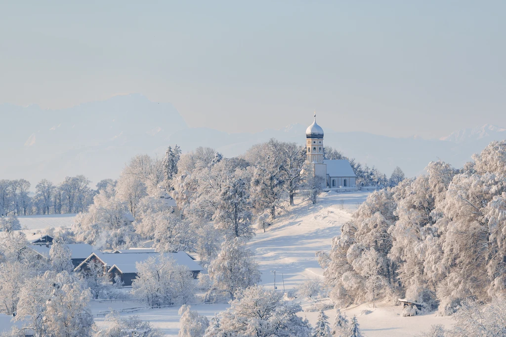 Dreamy church near Münsing with the Zugsptize in the background